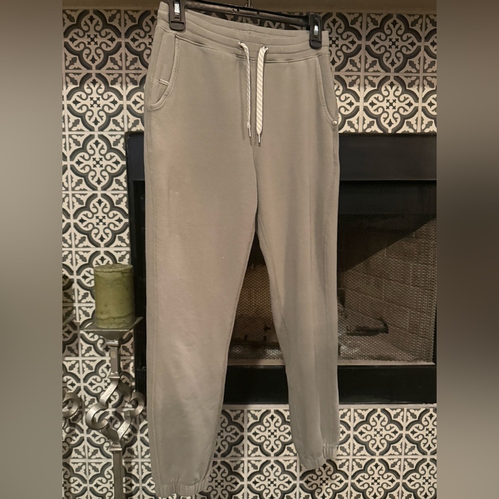 Vuori Performance Jogger Women’s Sage Green Drawstring Sweatpants